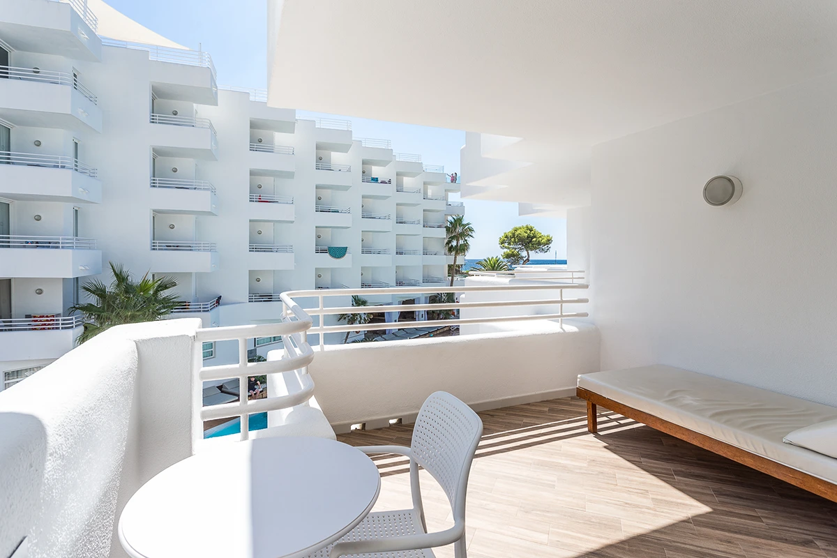 Mesa Suite Superior Fergus Style Cala Blanca Suites