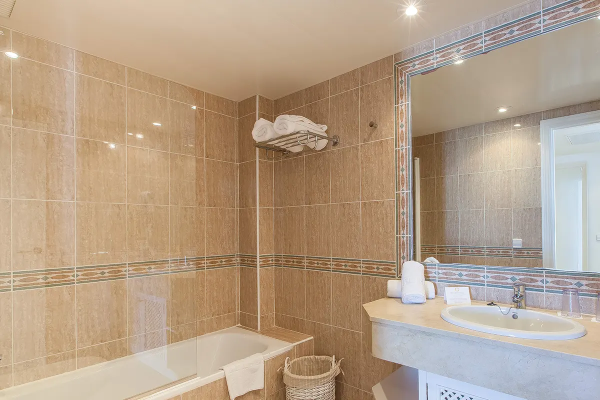 Baño Suite Fergus Style Cala Blanca Suites