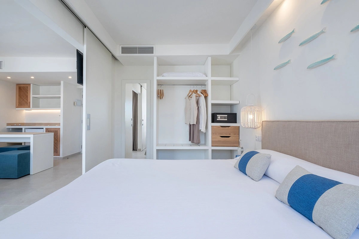 Habitación con espacioso armario en el Apartamento Select Fergus Style Carema beach