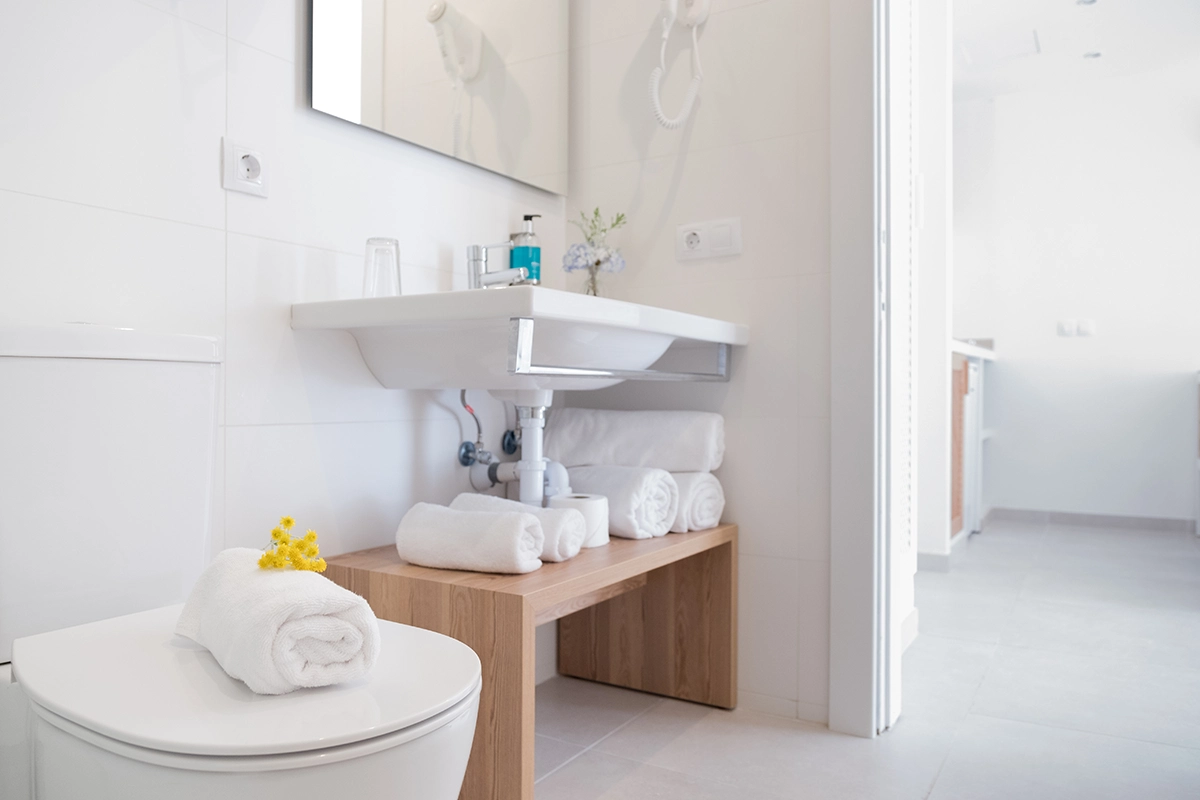 Detalles de equipamiento del cuarto de baño del estudio Select Fergus Style Carema beach