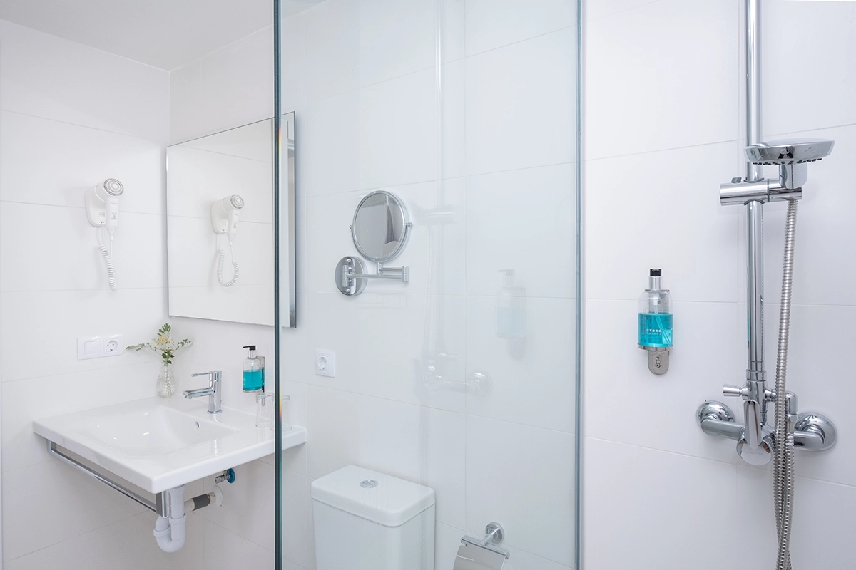 Moderno cuarto de baño del estudio Select Fergus Style Carema beach