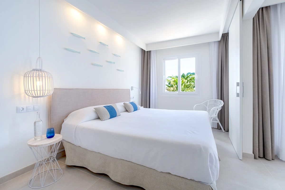 Moderna y estilosa decoración del dormitorio del Select vista al mar lateral Fergus Style Carema beach 