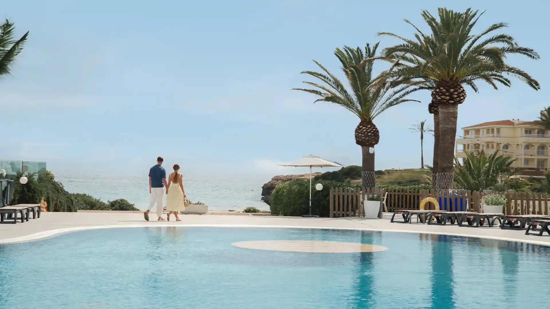 Vista de la piscina y el hotel Fergus Style Camarena beach