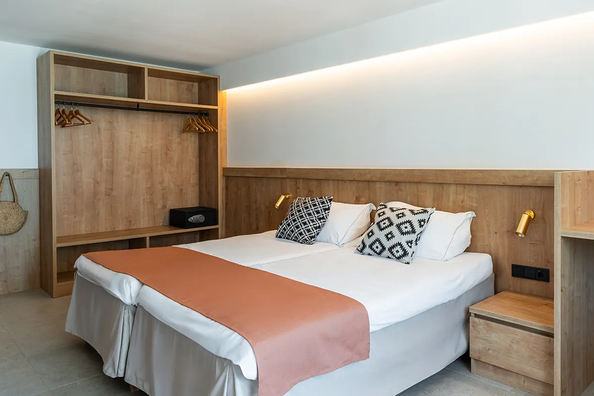 Camas twin y armario Camas twin y espacio de almacenaje en la habitación Doble vista al mar lateral del Fergus Style Palma Beach