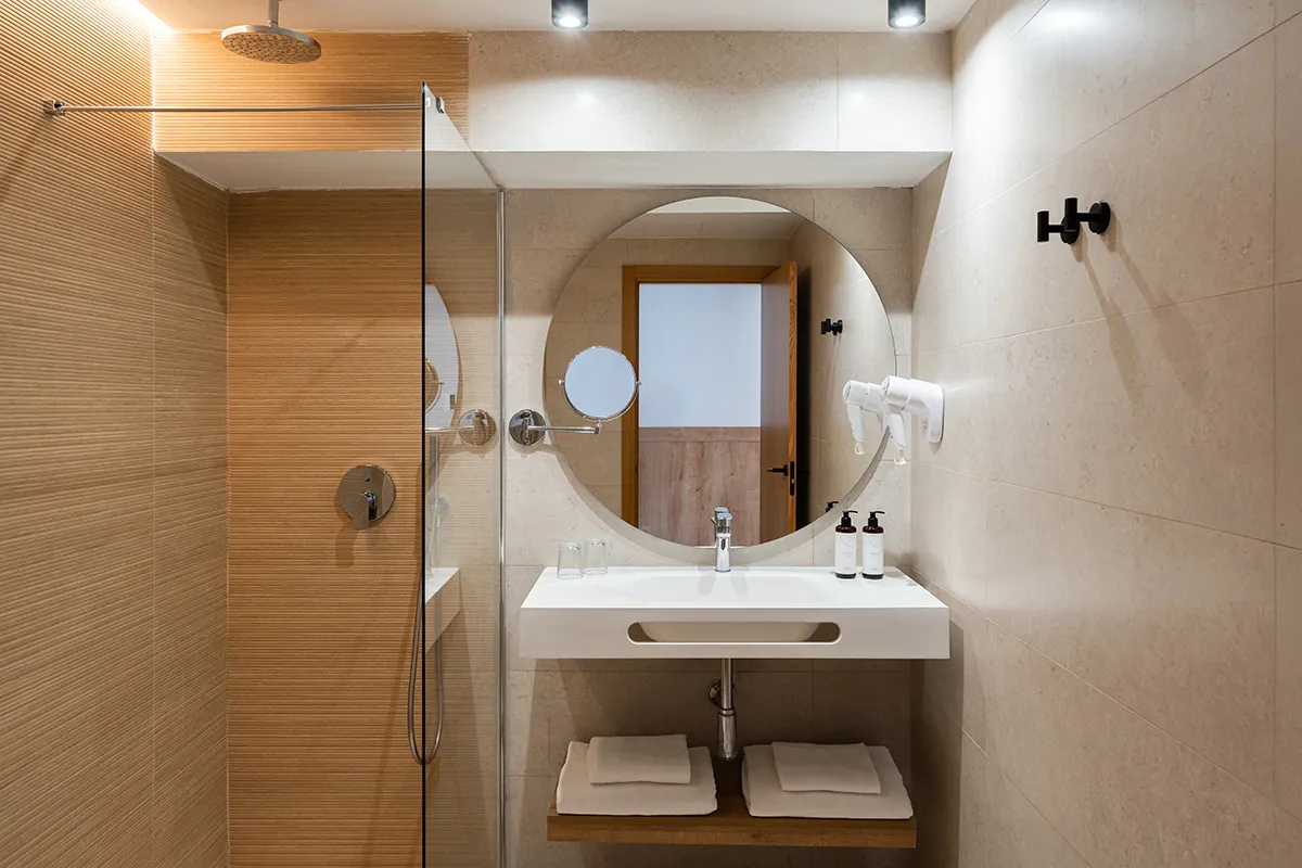 Ducha y amenities Ducha y lavabo con amenities en la habitación Doble vista al mar lateral del Fergus Style Palma Beach