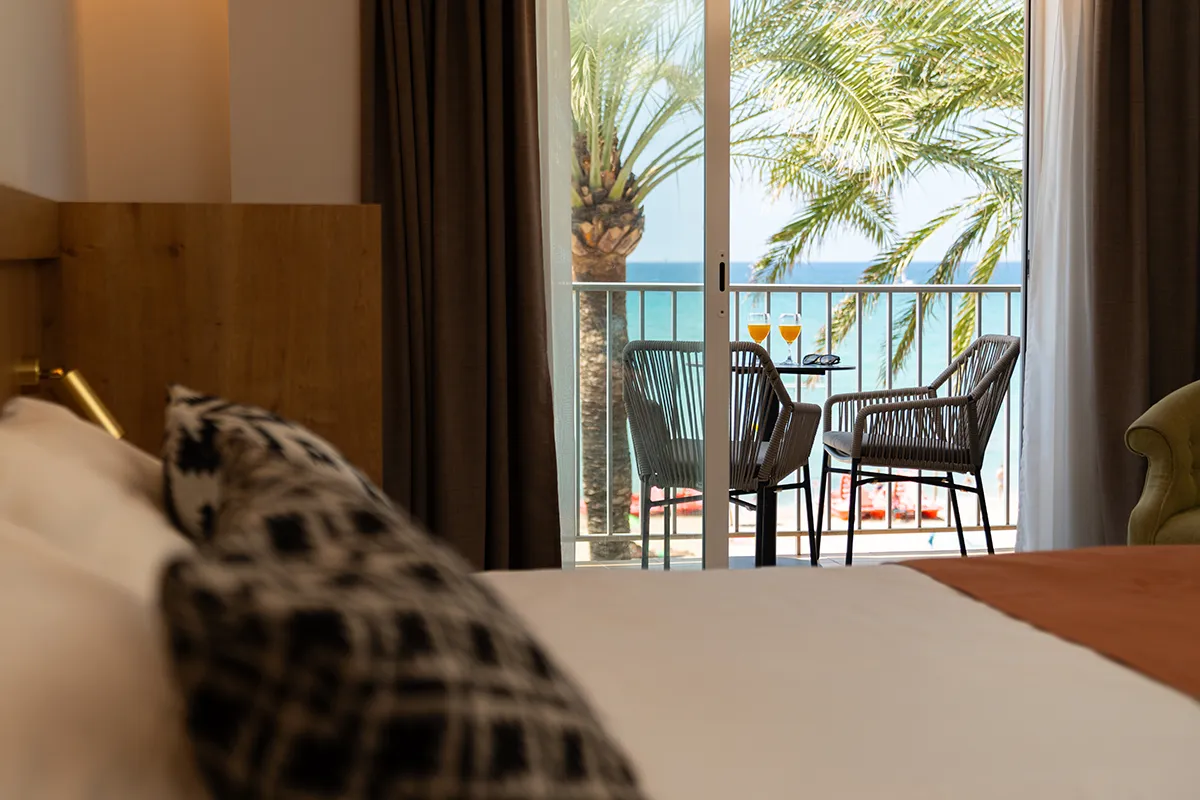 Acceso directo al balcón con vistas al mar Acceso directo al balcón con vista de la habitación Doble vista al mar del Hotel Fergus Style Palma Beach