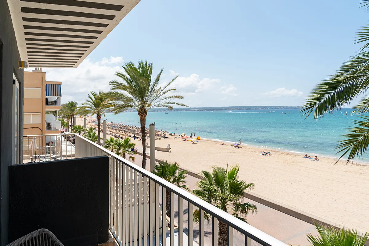 Vistas directas a la playa Vistas a la playa desde el balcón de la habitación Doble vista al mar del Hotel Fergus Style Palma Beach