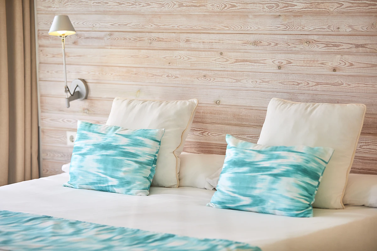 Cómodas camas y confortables en la habitación swim-up del Fergus Style Palmanova