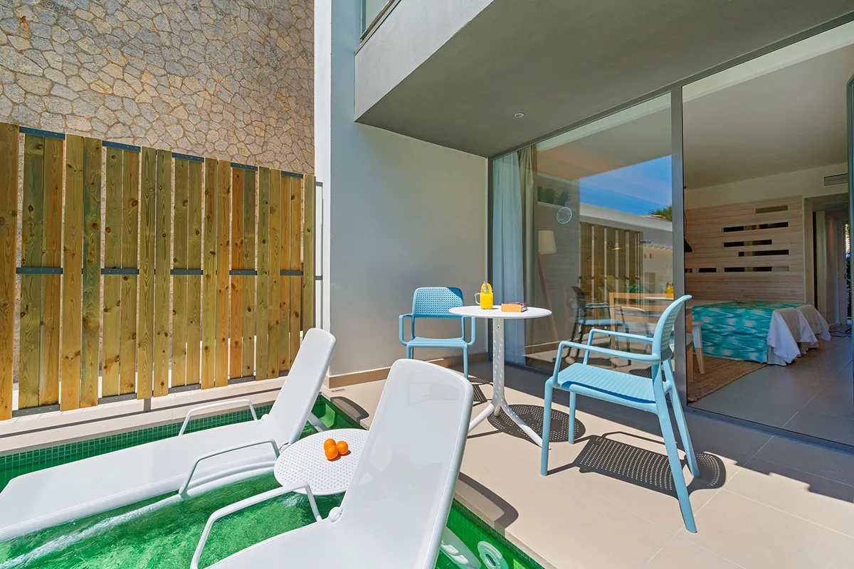 Terraza completamente amueblada en la habitación swim-up del Fergus Style Palmanova