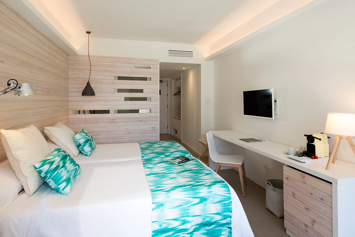 Equipada con escritorio en la habitación swim-up del Fergus Style Palmanova