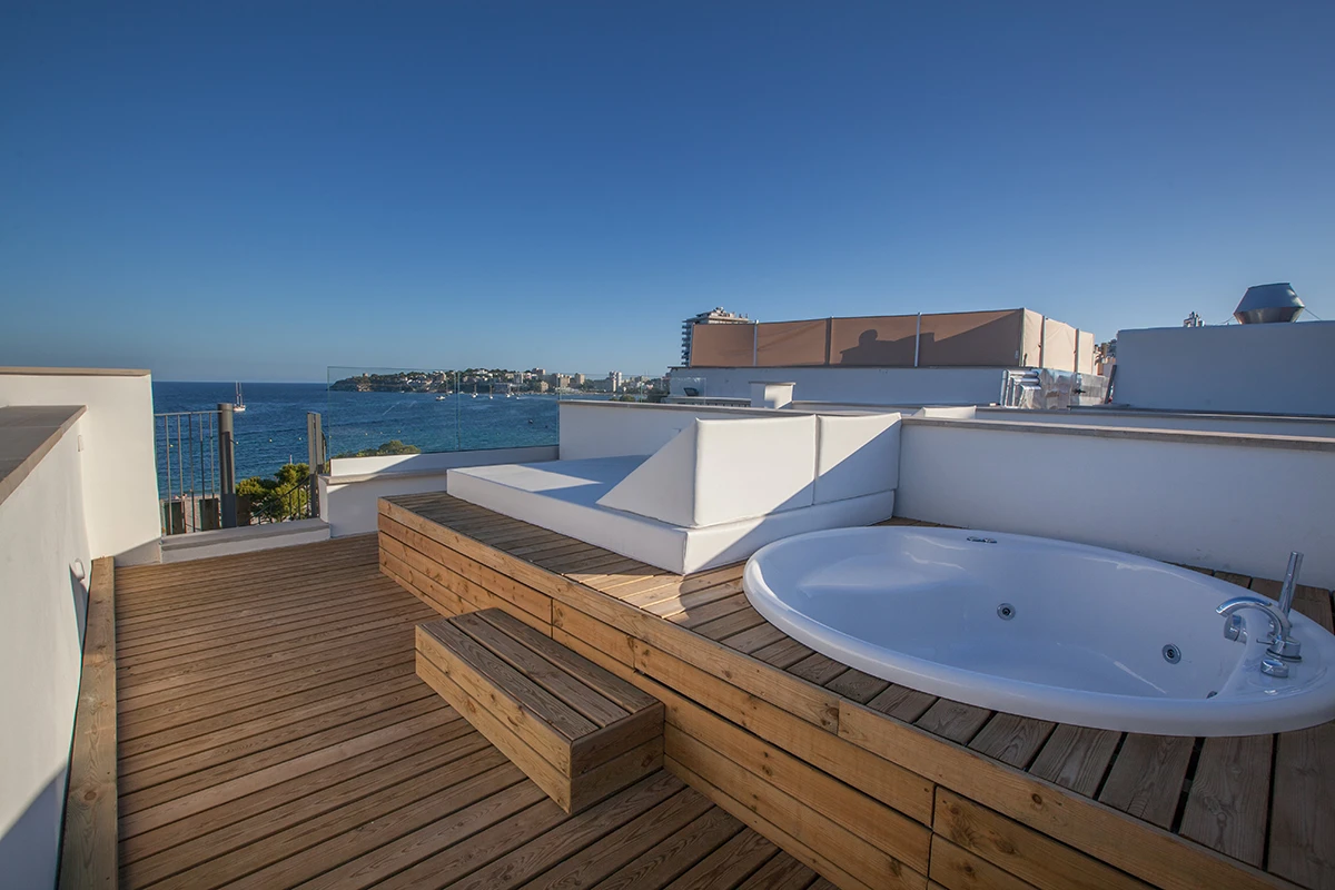 Jacuzzi en la terraza privada de la habitación doble vista al mar con terraza y jacuzzi del Fergus Style Palmanova