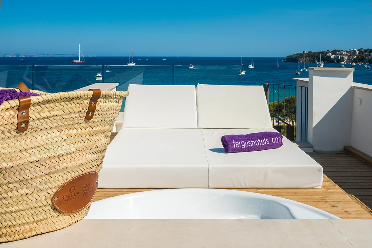 Tumbanos junto al jacuzzi de la habitación doble vista al mar con terraza y jacuzzi del Fergus Style Palmanova