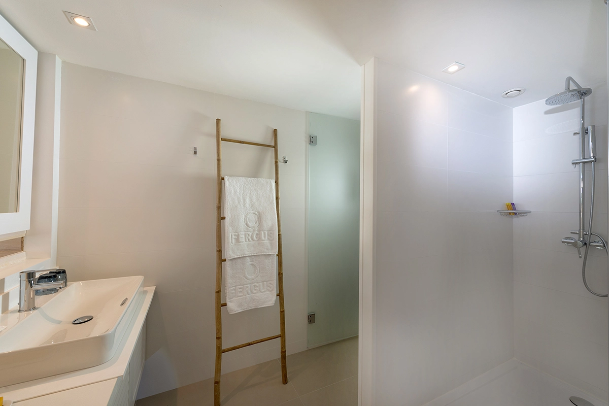 Espacioso cuarto de baño con ducha en la habitación doble vista al mar con terraza y jacuzzi del Fergus Style Palmanova