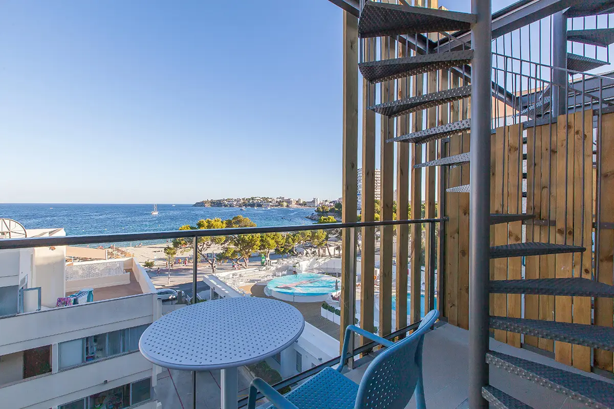 Escaleras de caracol para acceder a la terraza superior de habitación doble vista al mar con terraza y jacuzzi del Fergus Style Palmanova