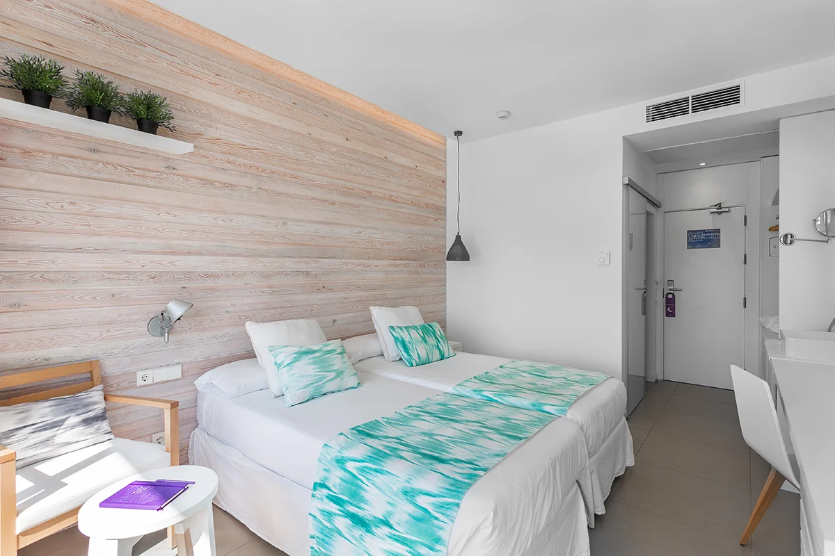 Vista general de la habitación doble vista mar del Fergus Style Palmanova