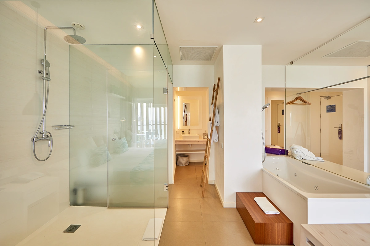 Cuarto de baño con ducha y bañera Suite Style del Fergus Style Palmanova