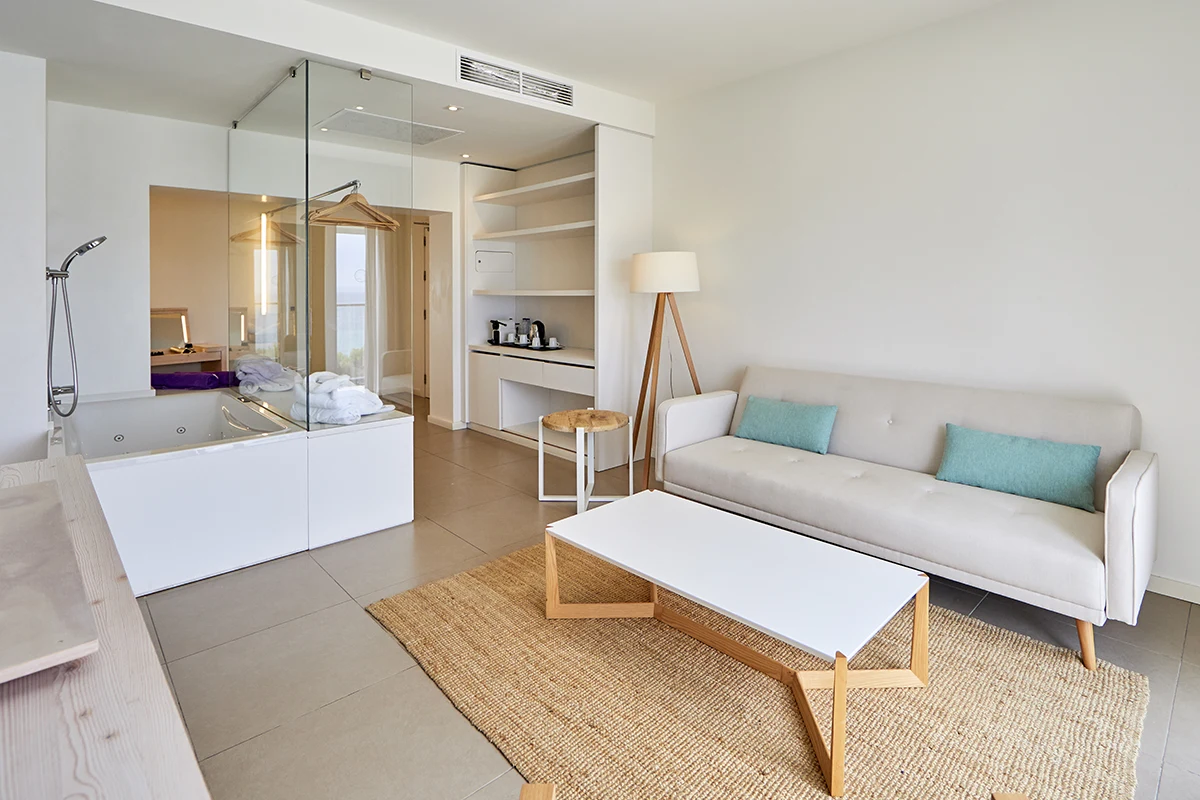 Sala de estar con moderno sofá la Suite Style del Fergus Style Palmanova