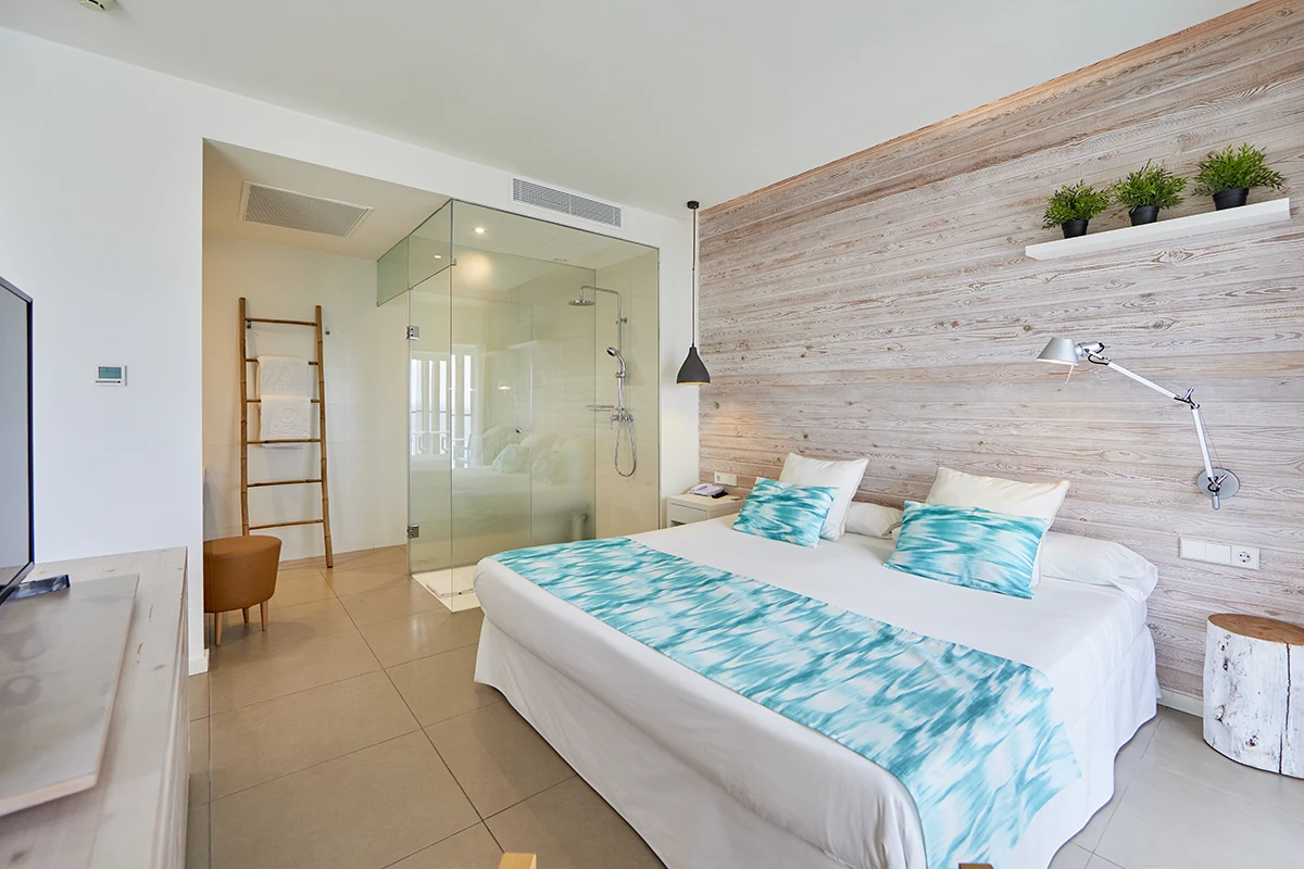 Gran cama con televisor en frente Suite Style del Fergus Style Palmanova