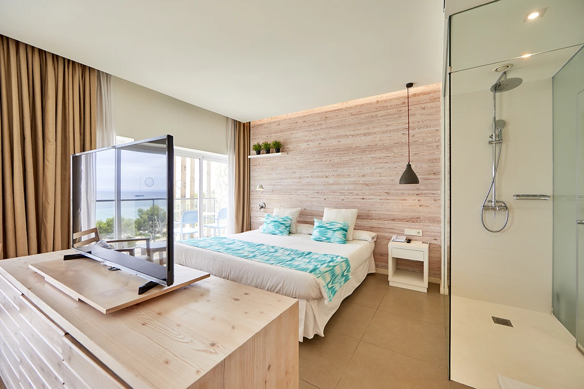 Diseño de concepto abierto que facilita compartir la televisión entre el salón y el dormitorio del Fergus Style Palmanova