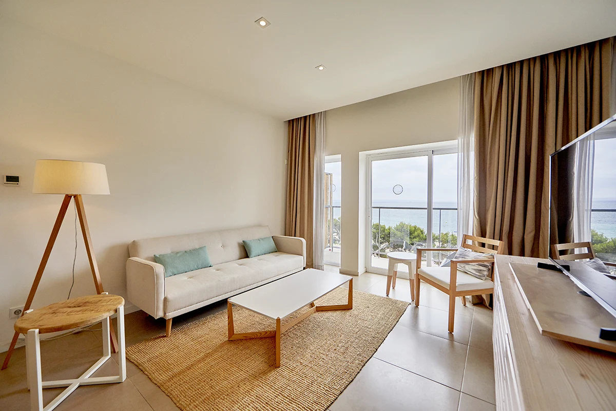 Amplia zona de estar con salida al balcon y vistas al mar Suite Style del Fergus Style Palmanova