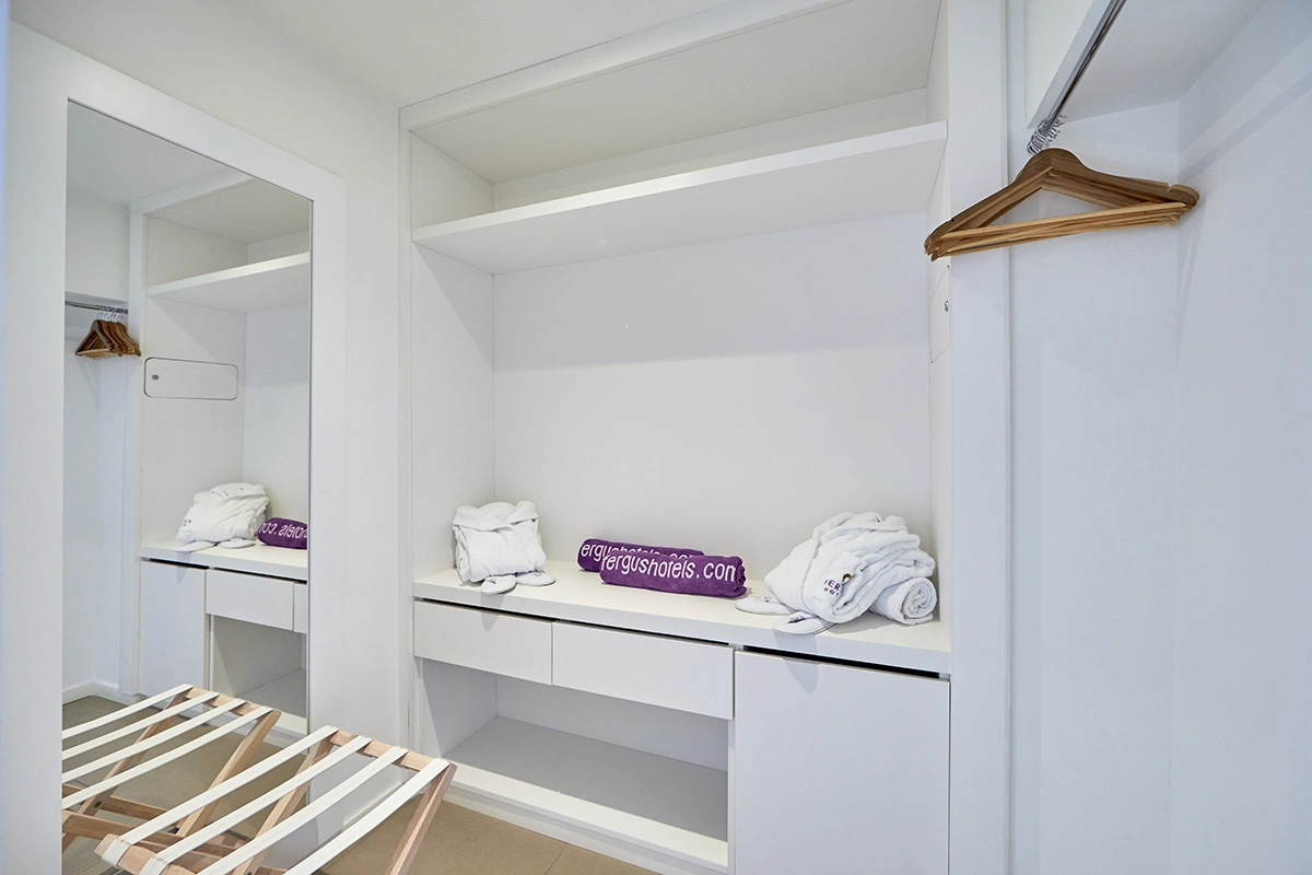 Vestidor con gran espacio de almacenaje Suite Style del Fergus Style Palmanova