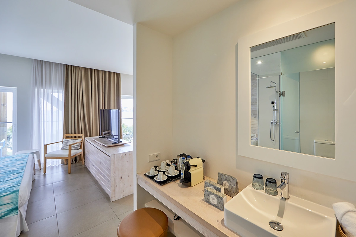 Coffe corner junto al lavabo independiente del baño. Suite Style del Fergus Style Palmanova