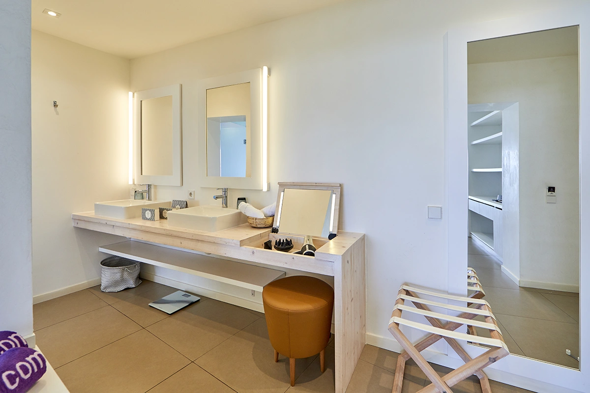 Lavamanos doble con espejos iluminados y cajón para secador de mano Suite Style del Fergus Style Palmanova