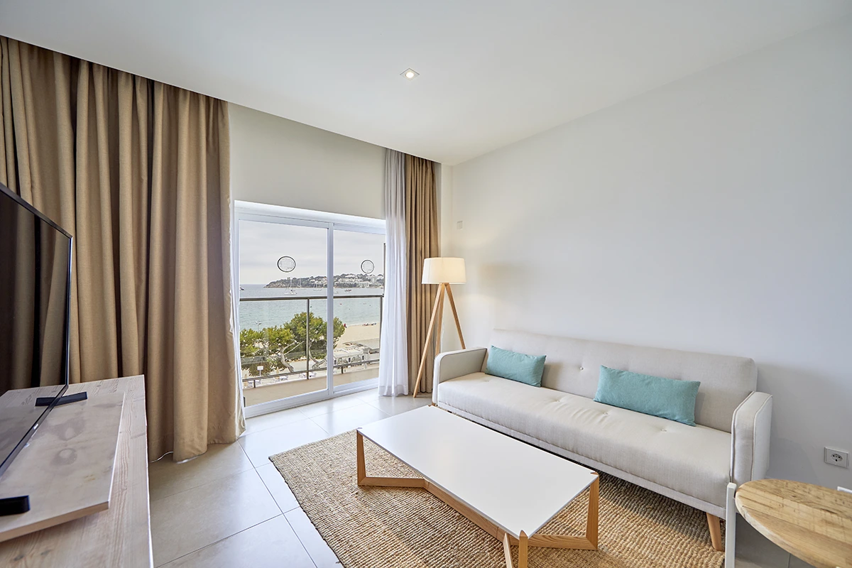 Sala de estar con acceso a balcón con vistas al mar Suite Style del Fergus Style Palmanova