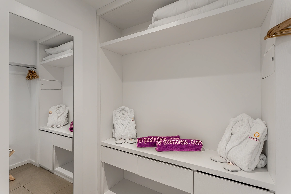 Espaciosa zona de almacenaje con gran espejo de la Suite del Fergus Style Palmanova