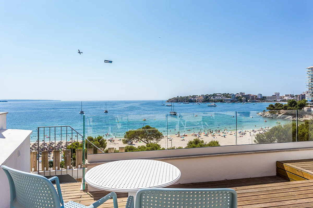 Terraza con vistas al mar en la Suite del Fergus Style Palmanova