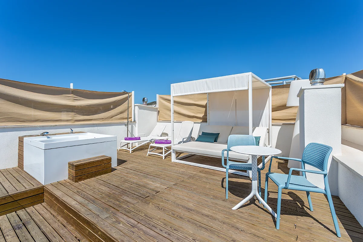 Terraza amueblada con cama balinesa Suite del Fergus Style Palmanova