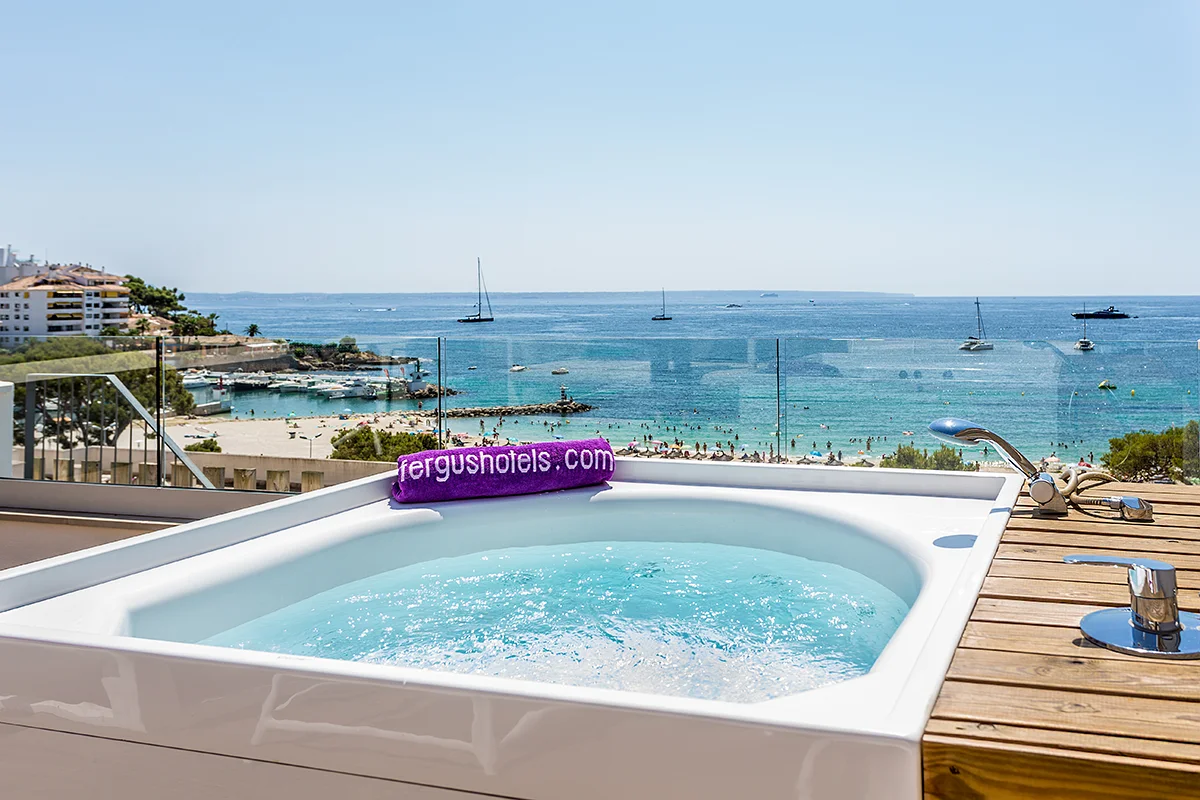 Gran jacuzzi exterior en Suite del Fergus Style Palmanova