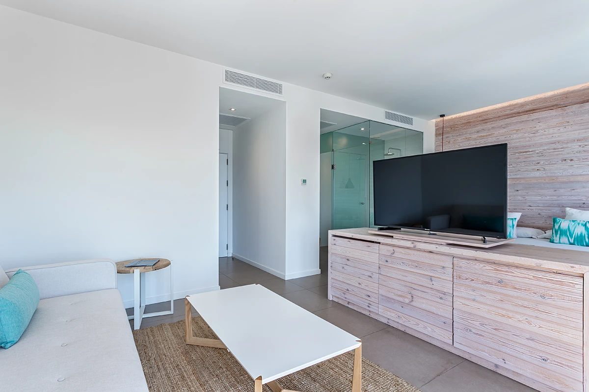 Gran televisión en la sala de estar de la Suite del Fergus Style Palmanova