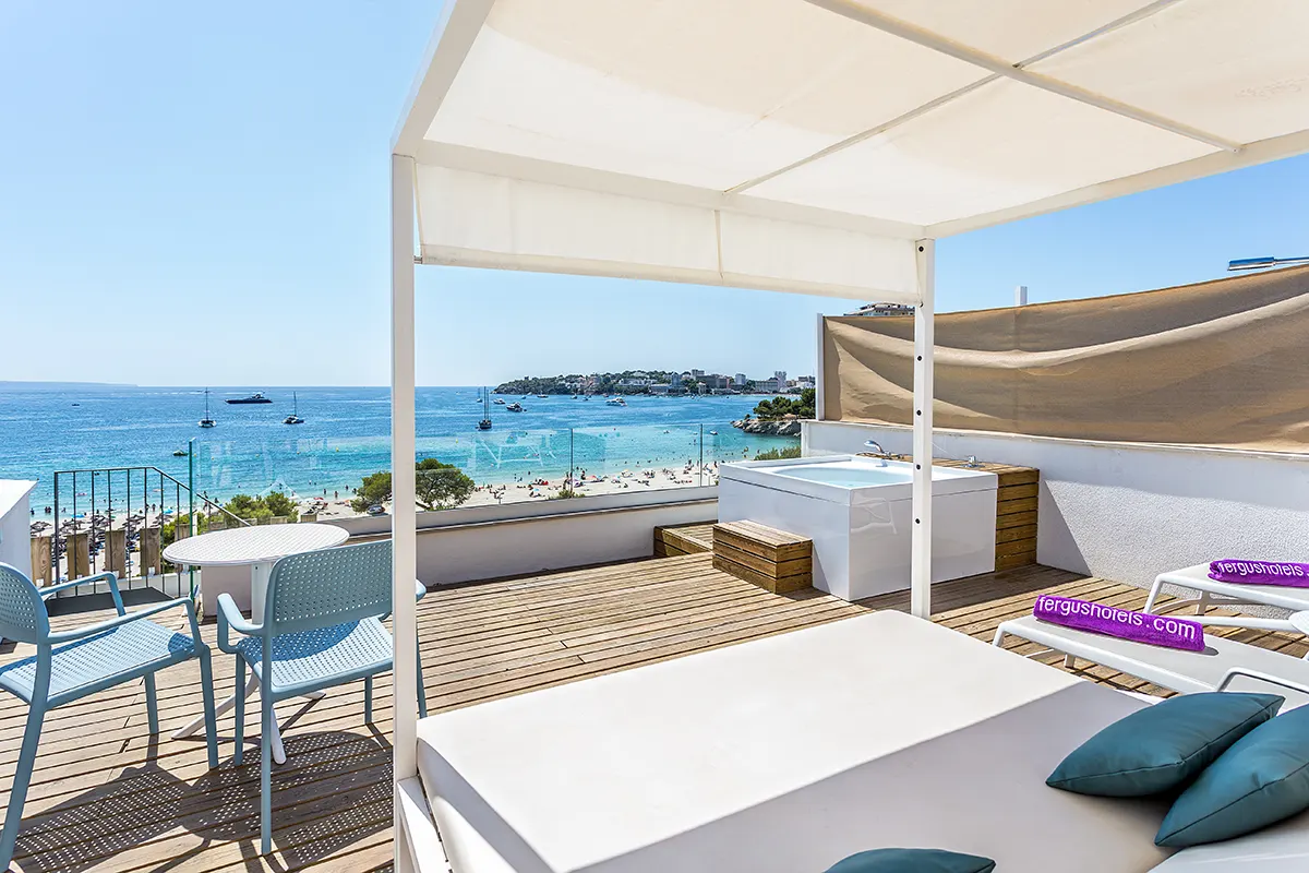 Terraza completamente amueblada Suite del Fergus Style Palmanova