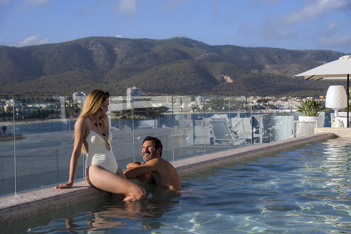 Pareja en la piscina del Sky Bar Aire del Fergus Style Tobago