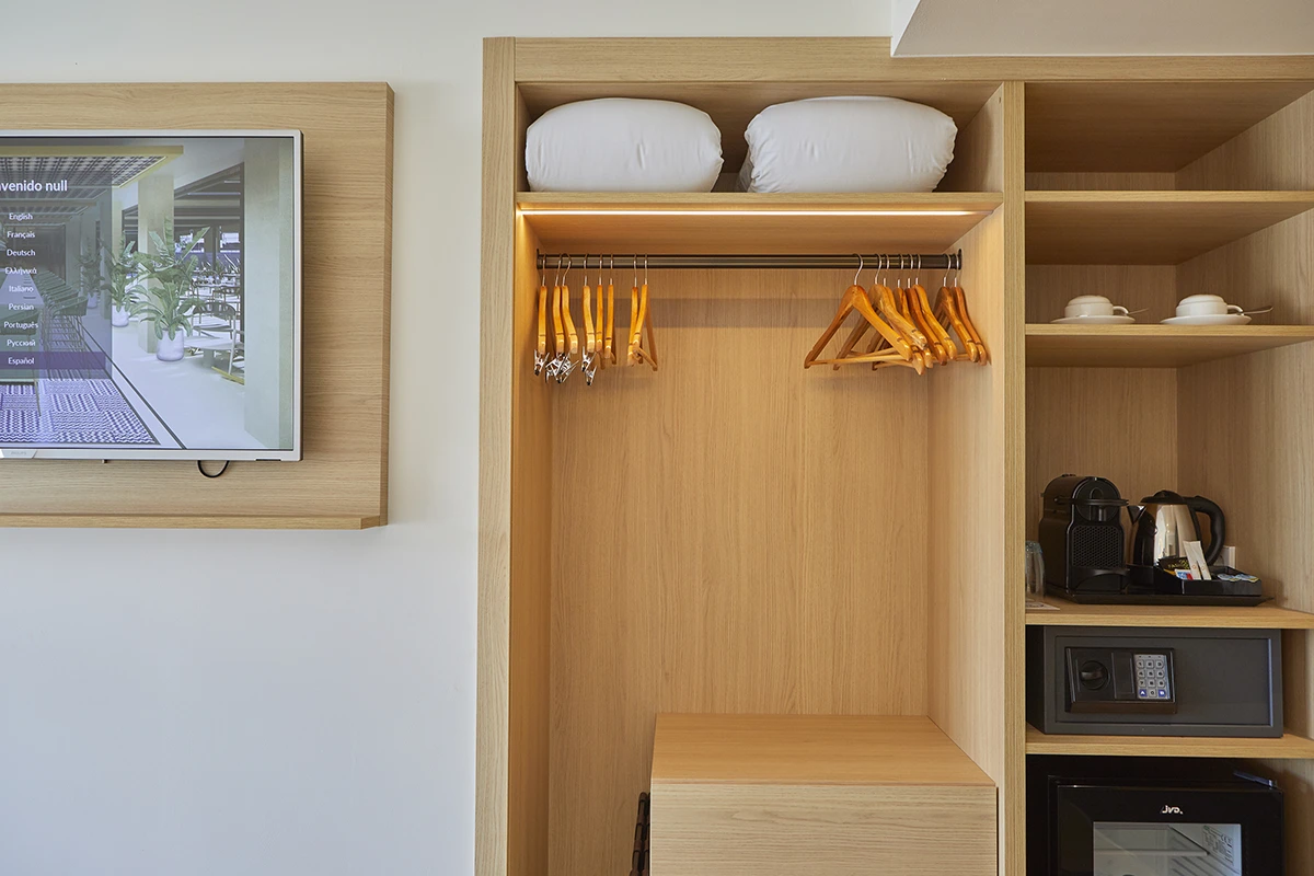 Espacioso armario empotrado en la habitación doble vista al mar del Fergus Style Tobago