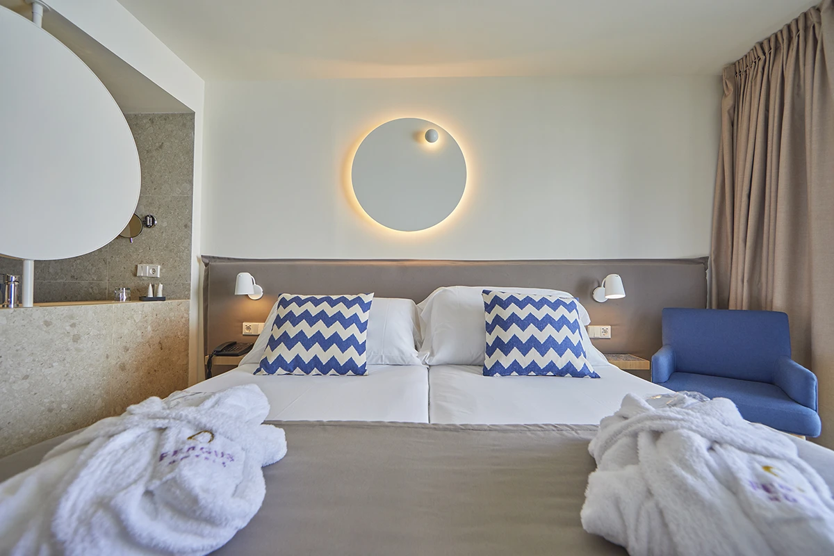 Albornoces para los huéspedes en la habitación doble vista al mar del Fergus Style Tobago