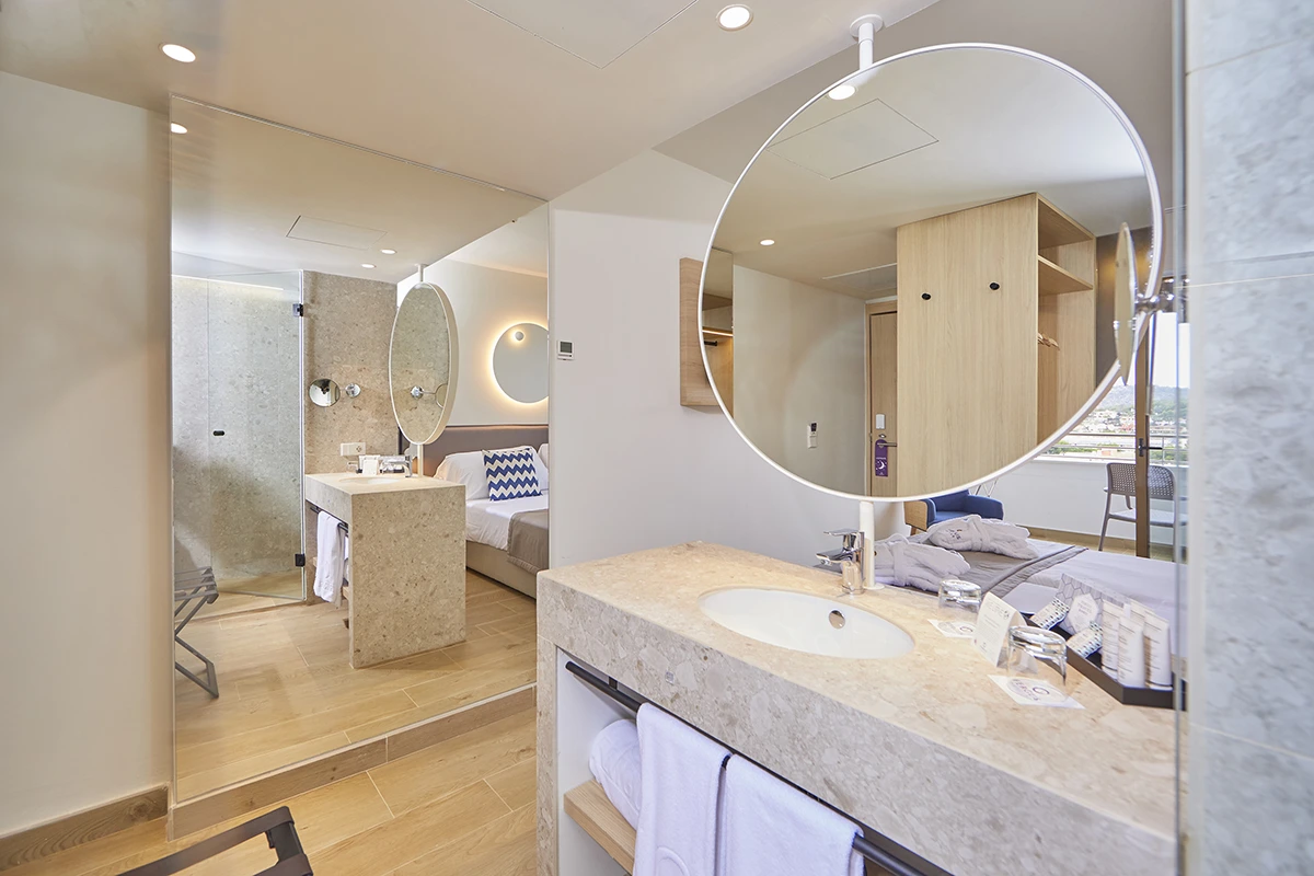 Cuarto de baño concepto abierto en la habitación doble del Fergus Style Tobago