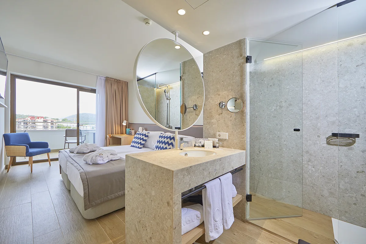 Cuarto de baño con ducha en la habitación doble del Fergus Style Tobago