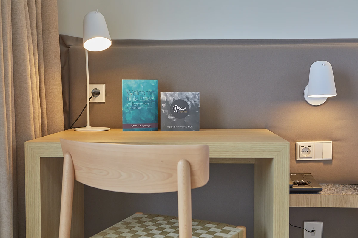 Escritorio con iluminación en la  habitación doble del Fergus Style Tobago