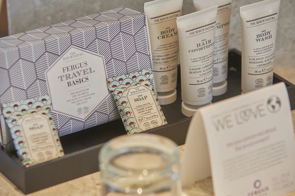 Amenites variados para el cuarto de baño de la habitación doble del Fergus Style Tobago