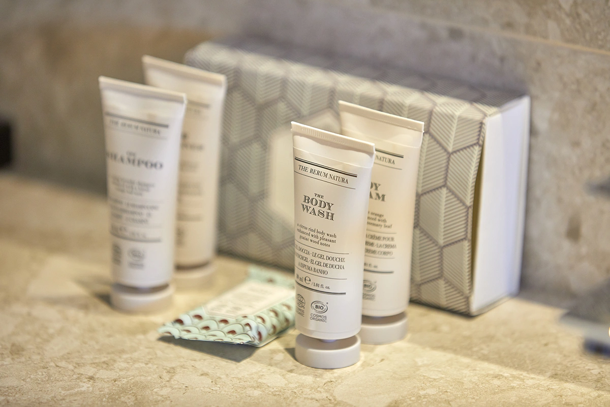 Cuidada selección de amenities para el baño de la Master Suite del Fergus Style Tobago