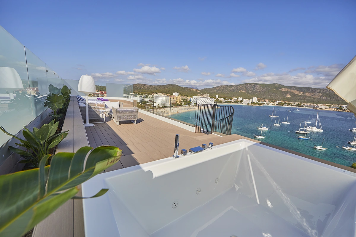 Impresionantes vistas en la gran terraza con Jacuzzi de la Master Suite del Fergus Style Tobago