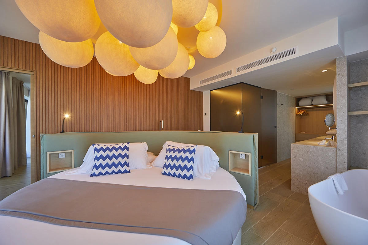 Decoración moderna y estilosa en la Master Suite del Fergus Style Tobago