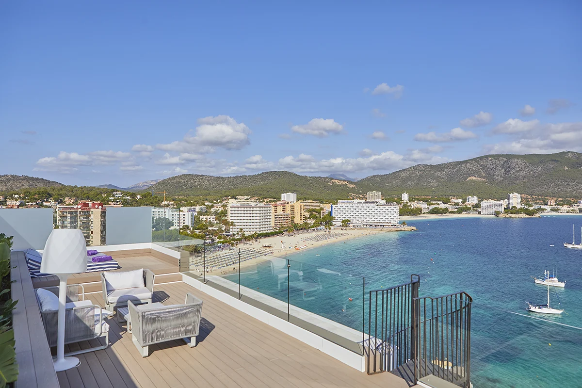Confortables muebles de terraza en una la zonas de la terraza con vistas al mar de la Master Suite del Fergus Style Tobago