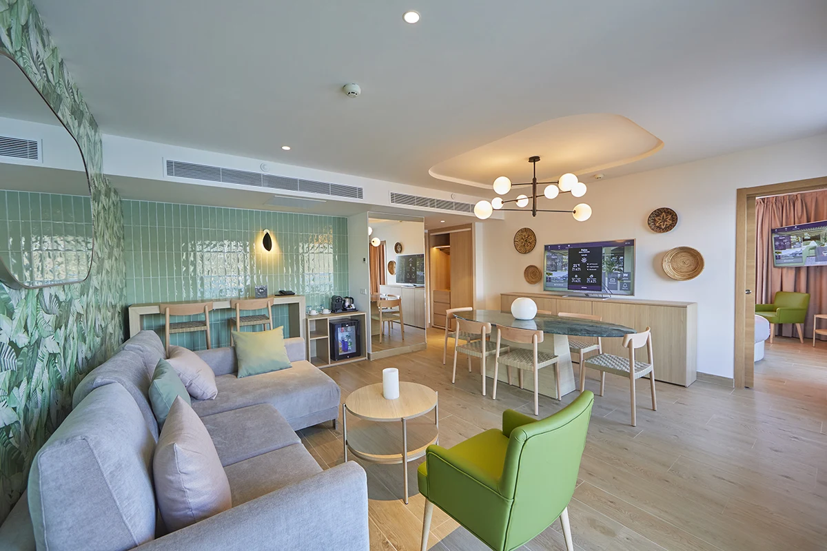 Amplio salón interconectado con el dormitorio de la Master Suite del Fergus Style Tobago