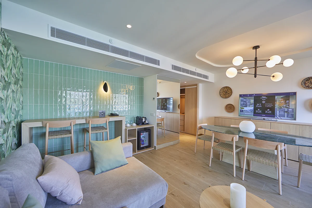 Zona de comedor y corner coffe en la Master Suite del Fergus Style Tobago