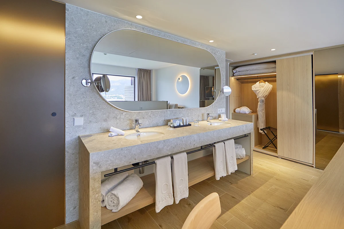 Gran espejo y lavamanos equipado en la Suite del Fergus Style Tobago