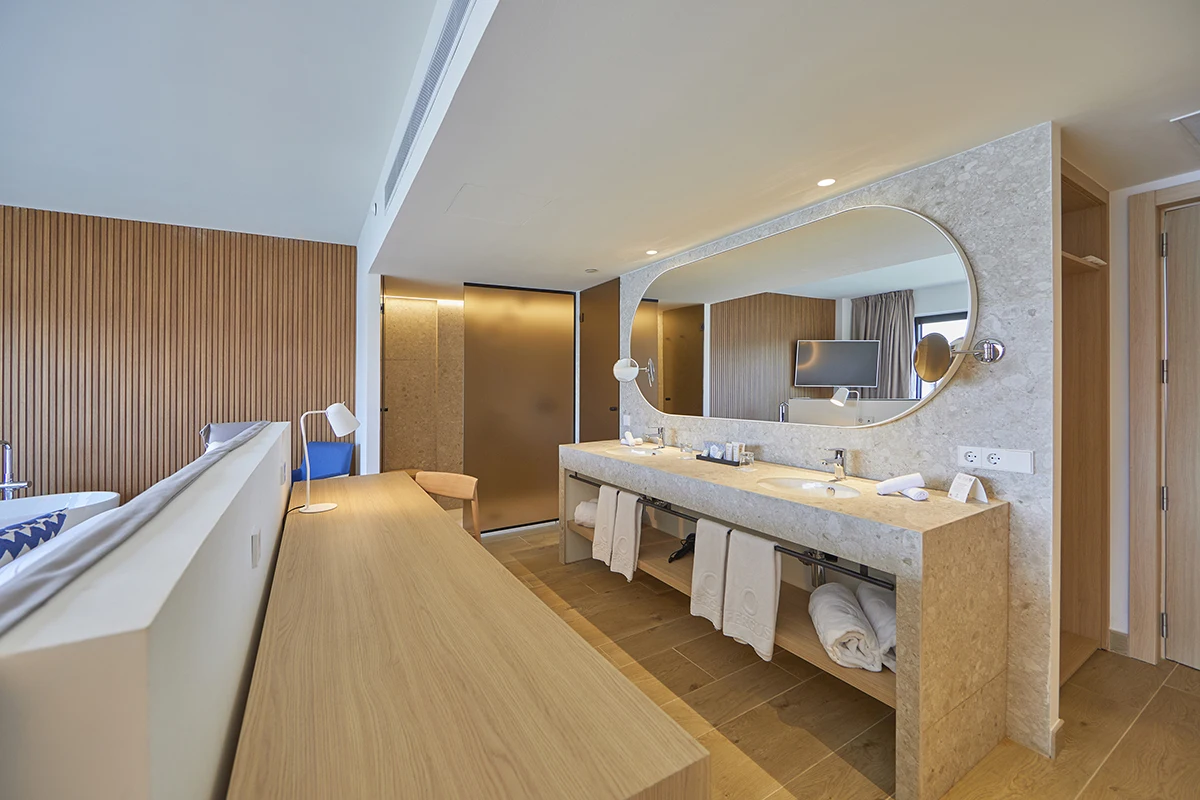 Zona de trabajo con gran escritorio en la Suite del Fergus Style Tobago