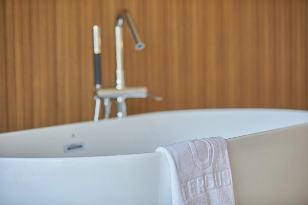 Gran bañera en la Suite del Fergus Style Tobago